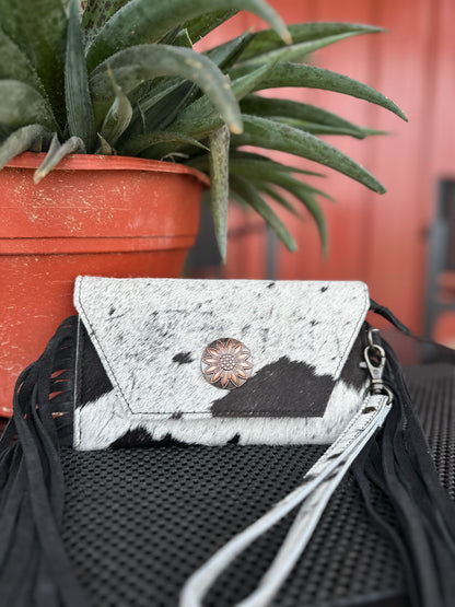 Dust & Daisies Wristlet